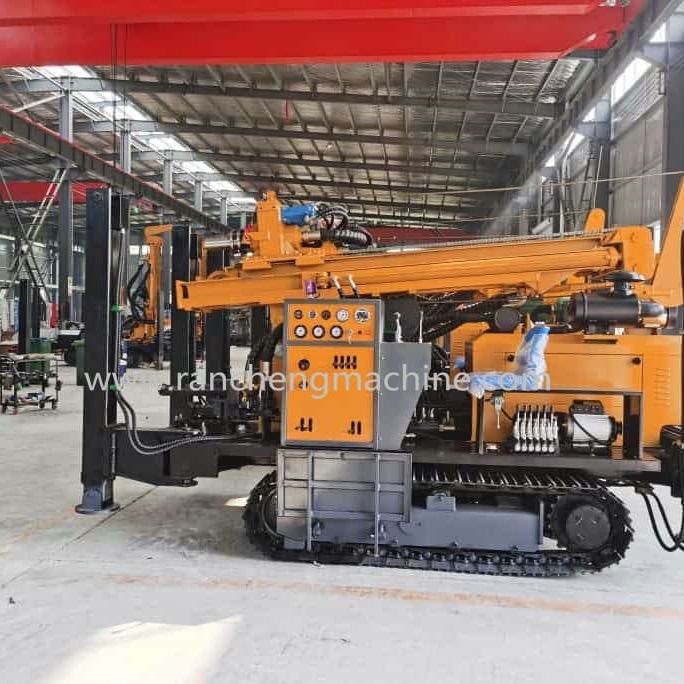 آلة حفر الآبار المائية للحفر بعمق 800 متر في جميع أنواع التربة 154KW Cu-mmins